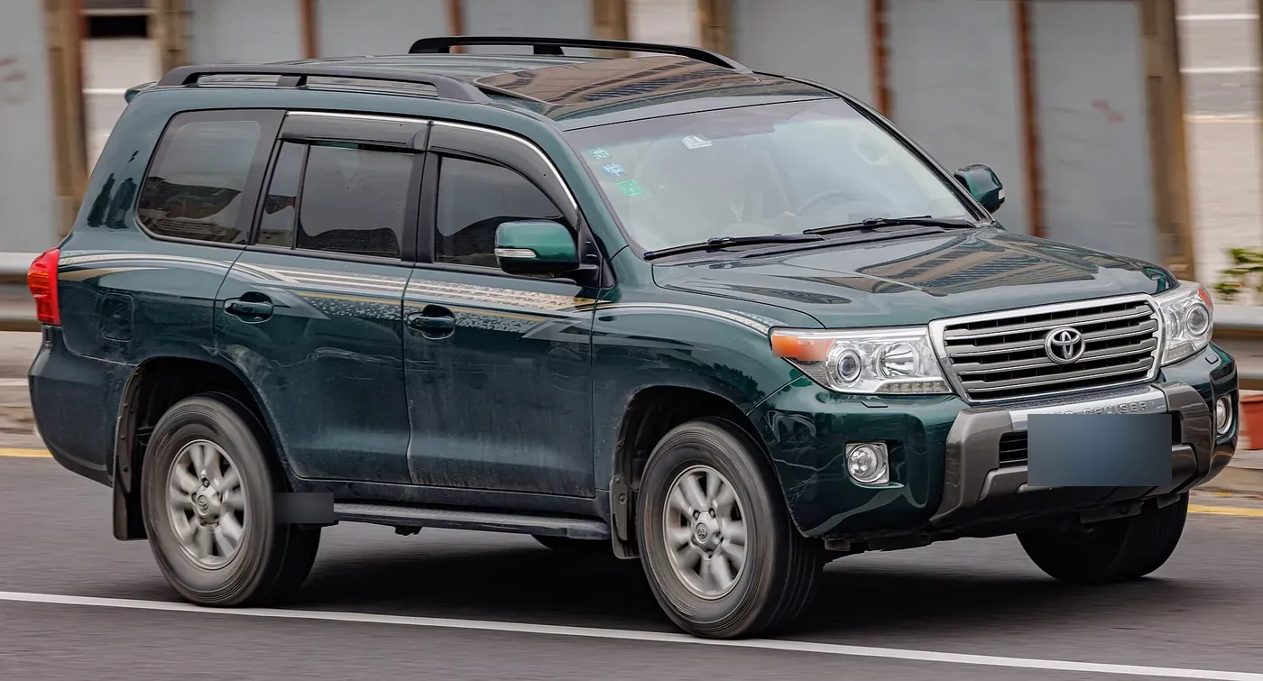 Toyota Land Cruiser 200-series in black